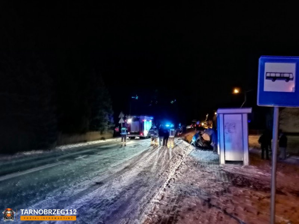 Niebezpieczne dachowanie w Skopaniu, w gminie Baranów Sandomierski [zdjęcia]