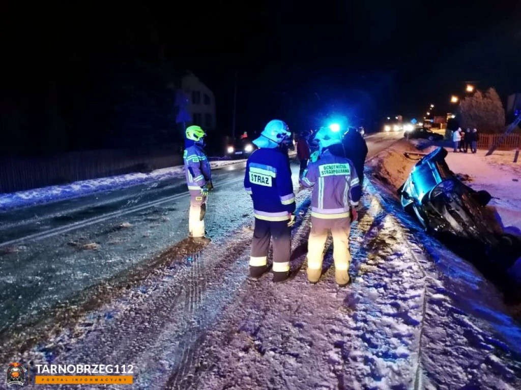 Niebezpieczne dachowanie w Skopaniu, w gminie Baranów Sandomierski [zdjęcia]