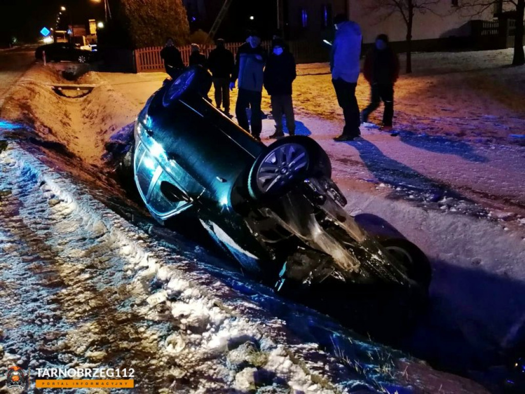 Niebezpieczne dachowanie w Skopaniu, w gminie Baranów Sandomierski [zdjęcia]