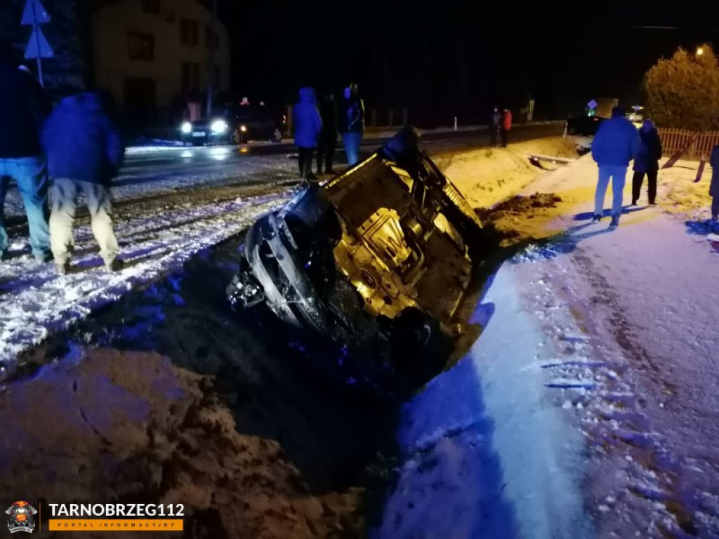 Niebezpieczne dachowanie w Skopaniu, w gminie Baranów Sandomierski [zdjęcia]