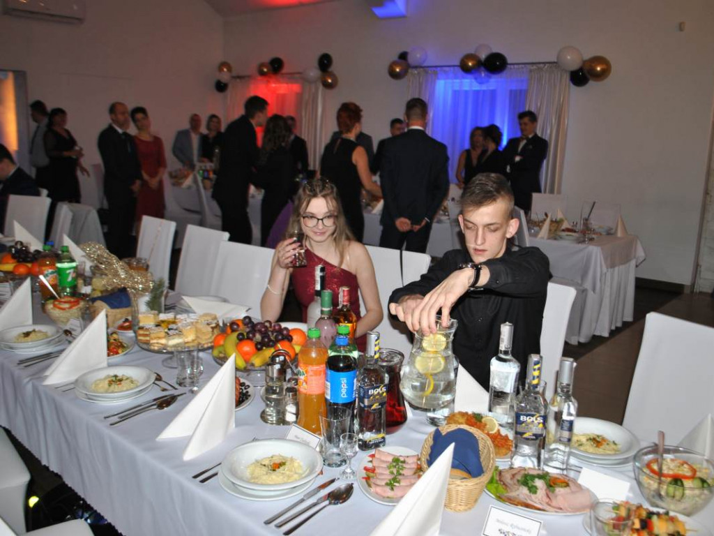 Studniówka Liceum Ogólnokształcącego w Bogorii. Niesamowity bal w restauracji Cykada [zdjęcia]