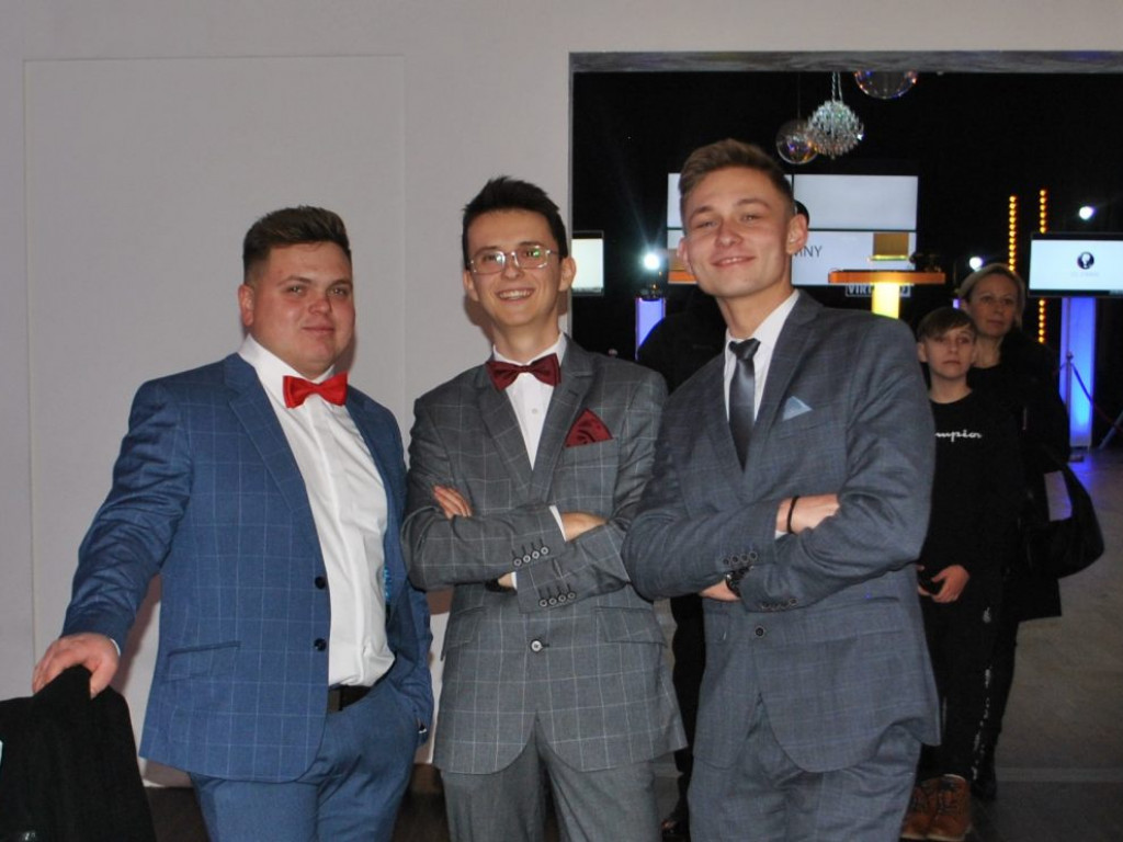 Studniówka Liceum Ogólnokształcącego w Bogorii. Niesamowity bal w restauracji Cykada [zdjęcia]