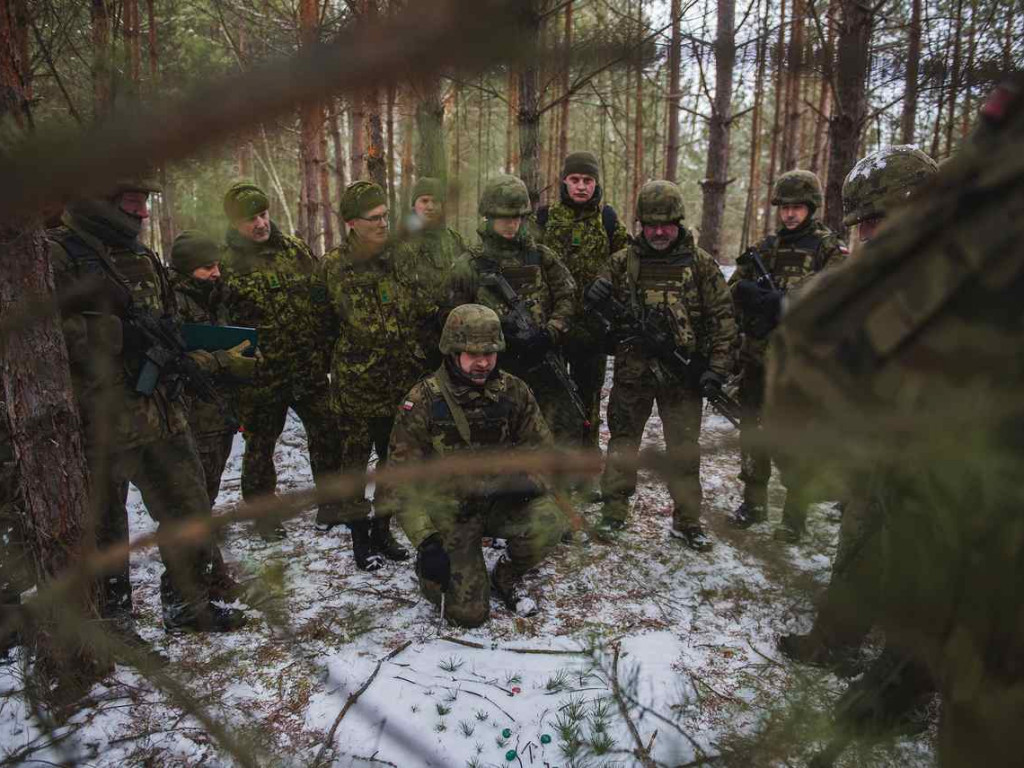 Oficerowie Estońskiej Ligi Obrony byli gośćmi na poligonie w Nowej Dębie [zdjęcia]