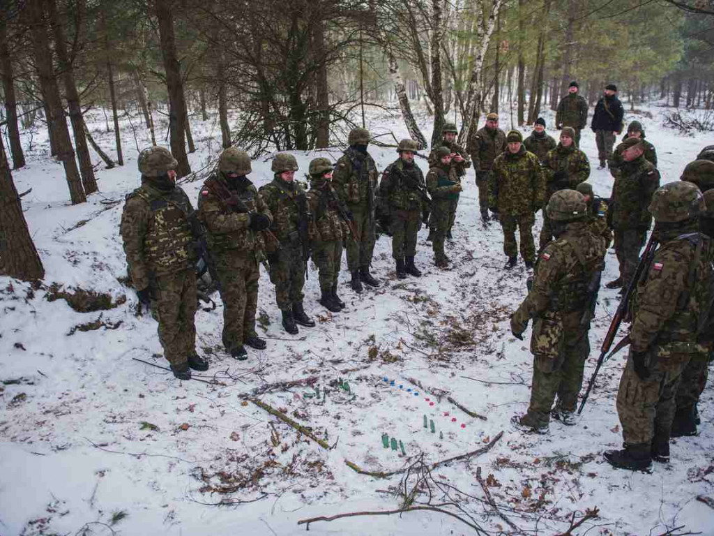 Oficerowie Estońskiej Ligi Obrony byli gośćmi na poligonie w Nowej Dębie [zdjęcia]