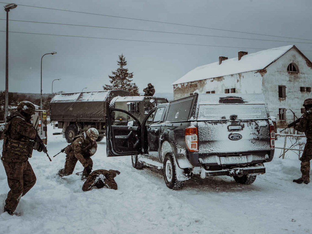 Oficerowie Estońskiej Ligi Obrony byli gośćmi na poligonie w Nowej Dębie [zdjęcia]