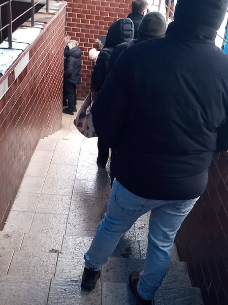 Koronawirus. Ogromne kolejki przed szpitalami w Tarnobrzegu i Nowej Dębie [zdjęcia]