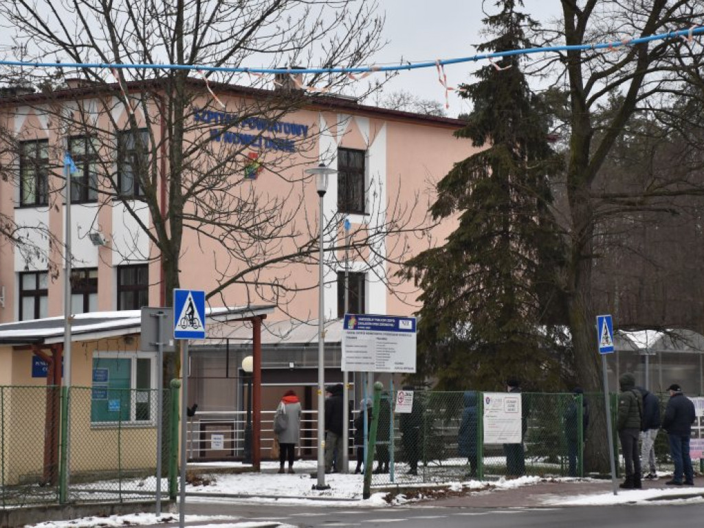 Koronawirus. Ogromne kolejki przed szpitalami w Tarnobrzegu i Nowej Dębie [zdjęcia]