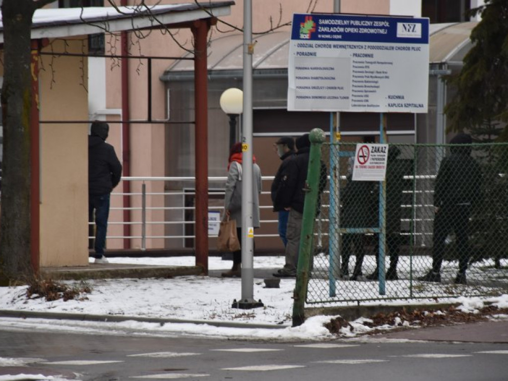 Koronawirus. Ogromne kolejki przed szpitalami w Tarnobrzegu i Nowej Dębie [zdjęcia]