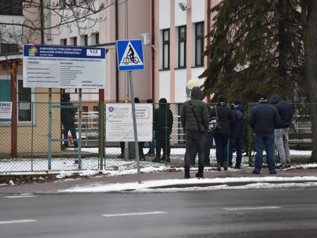 Koronawirus. Ogromne kolejki przed szpitalami w Tarnobrzegu i Nowej Dębie [zdjęcia]