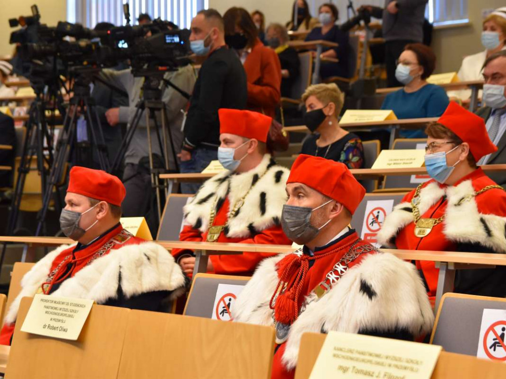Minister edukacji i nauki w Tarnobrzegu. Wręczył czek władzom Państwowej Uczelni Zawodowej [zdjęcia]
