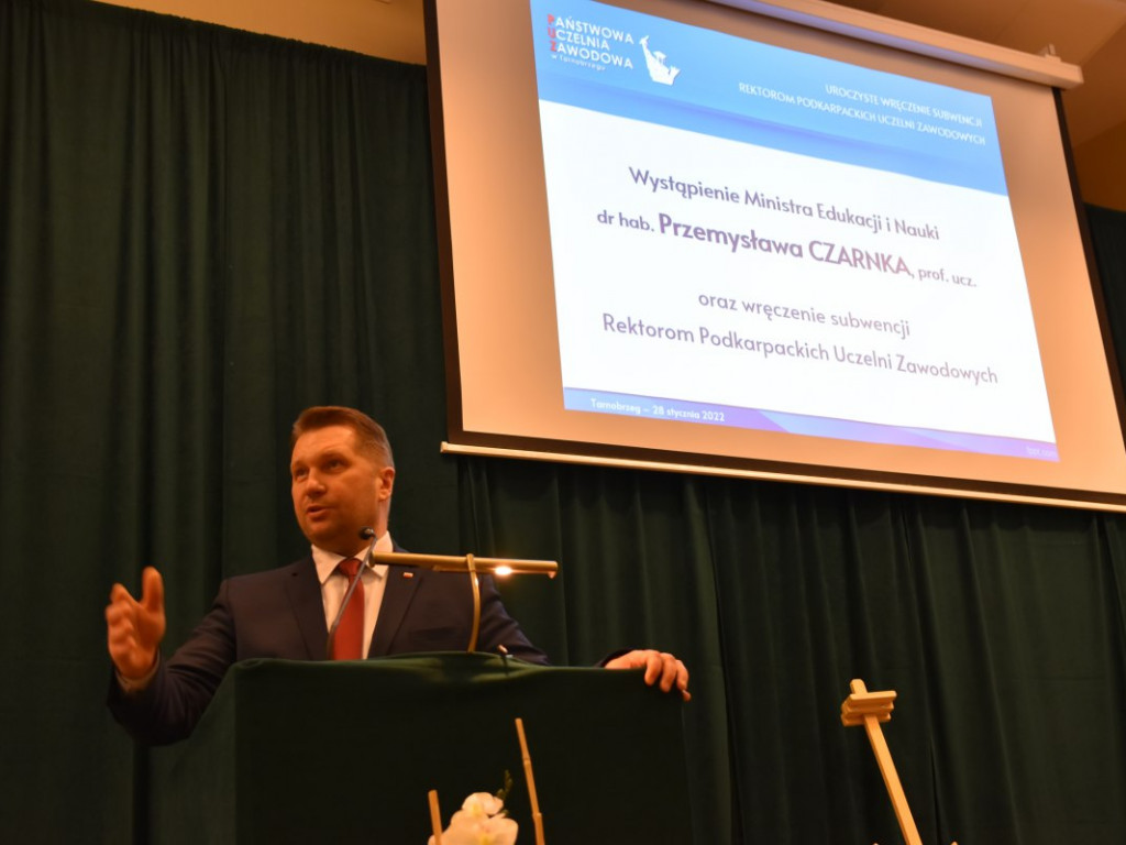 Minister edukacji i nauki w Tarnobrzegu. Wręczył czek władzom Państwowej Uczelni Zawodowej [zdjęcia]