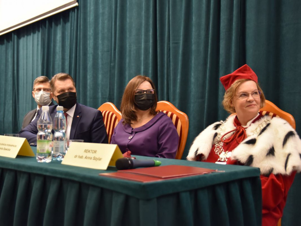 Minister edukacji i nauki w Tarnobrzegu. Wręczył czek władzom Państwowej Uczelni Zawodowej [zdjęcia]