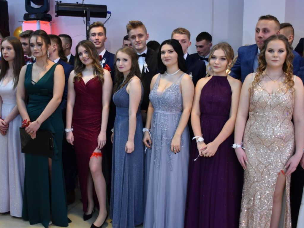 Studniówka uczniów II Liceum Ogólnokształcącego im. Tadeusza Kościuszki w Sandomierzu [zdjęcia]