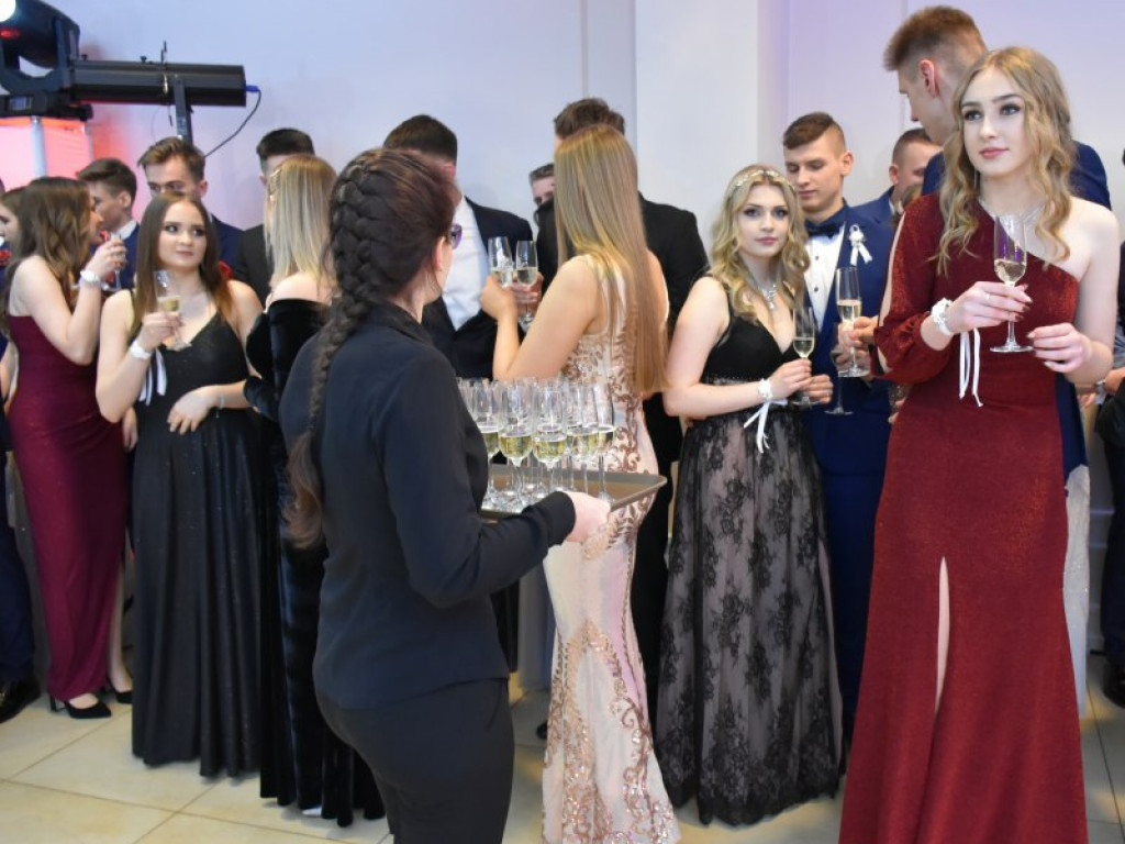 Studniówka uczniów II Liceum Ogólnokształcącego im. Tadeusza Kościuszki w Sandomierzu [zdjęcia]