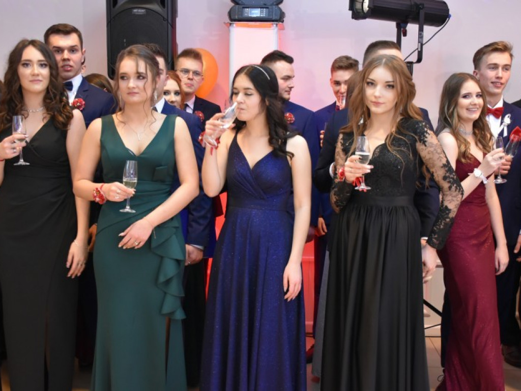 Studniówka uczniów II Liceum Ogólnokształcącego im. Tadeusza Kościuszki w Sandomierzu [zdjęcia]