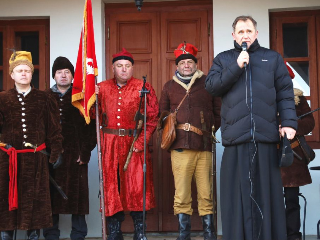 Przeszli szlakiem powstańców styczniowych. Marsz zaczął się w szczególnym miejscu [zdjęcia]