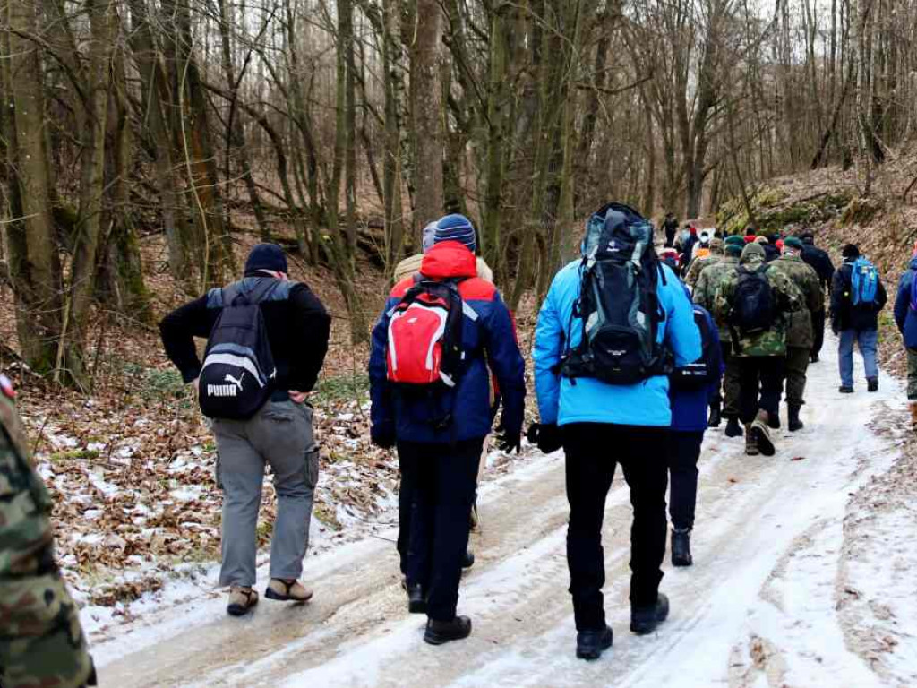Przeszli szlakiem powstańców styczniowych. Marsz zaczął się w szczególnym miejscu [zdjęcia]