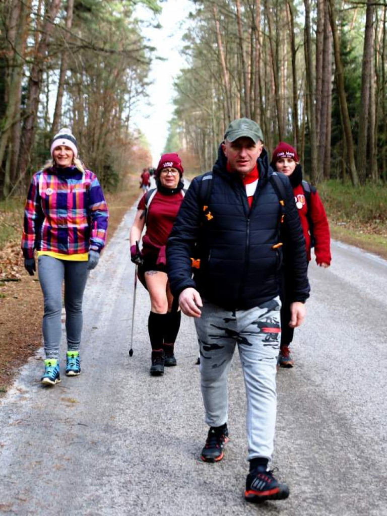Przeszli szlakiem powstańców styczniowych. Marsz zaczął się w szczególnym miejscu [zdjęcia]