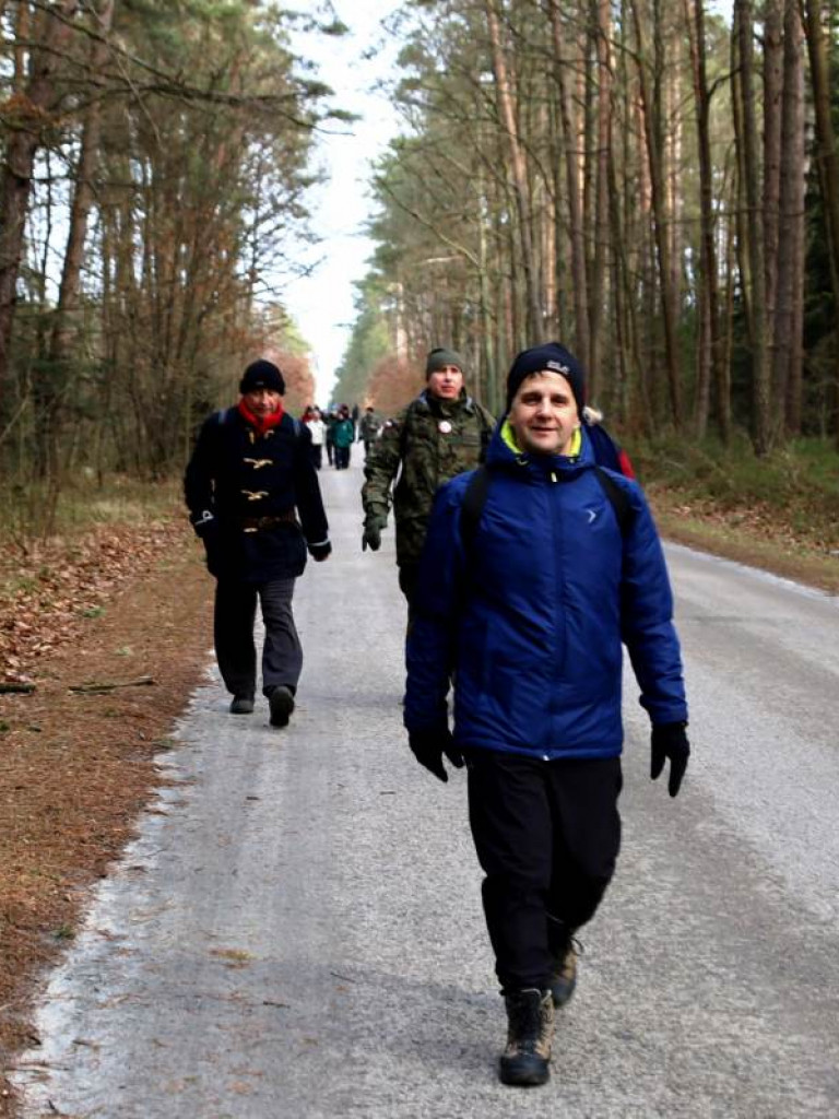 Przeszli szlakiem powstańców styczniowych. Marsz zaczął się w szczególnym miejscu [zdjęcia]