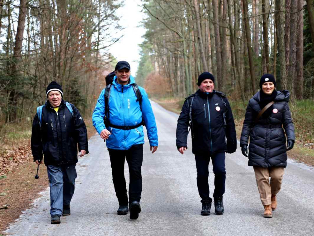 Przeszli szlakiem powstańców styczniowych. Marsz zaczął się w szczególnym miejscu [zdjęcia]