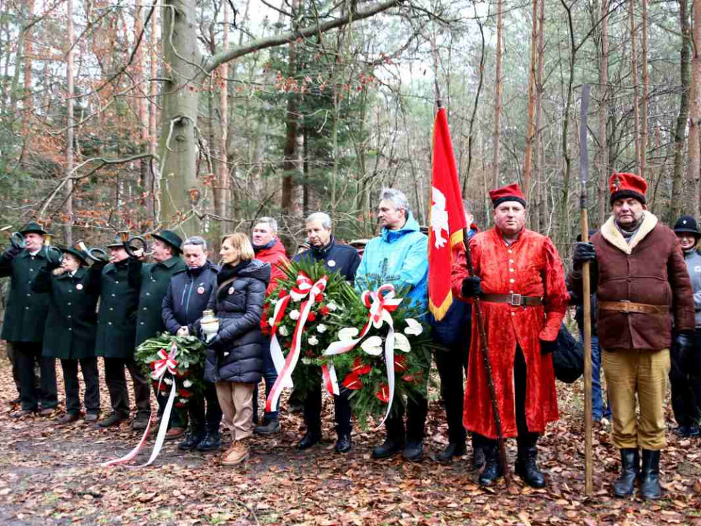 Przeszli szlakiem powstańców styczniowych. Marsz zaczął się w szczególnym miejscu [zdjęcia]