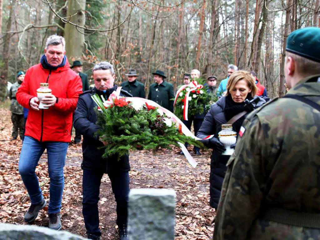 Przeszli szlakiem powstańców styczniowych. Marsz zaczął się w szczególnym miejscu [zdjęcia]