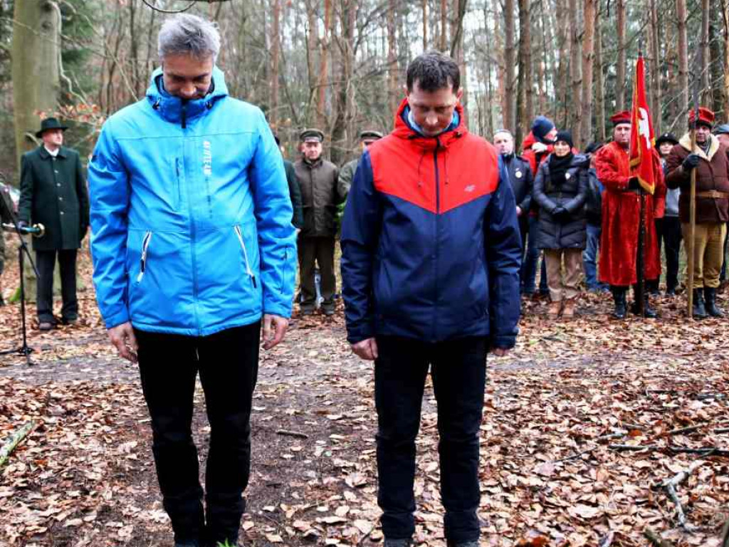 Przeszli szlakiem powstańców styczniowych. Marsz zaczął się w szczególnym miejscu [zdjęcia]