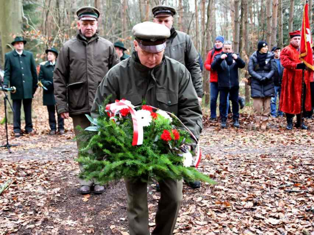 Przeszli szlakiem powstańców styczniowych. Marsz zaczął się w szczególnym miejscu [zdjęcia]