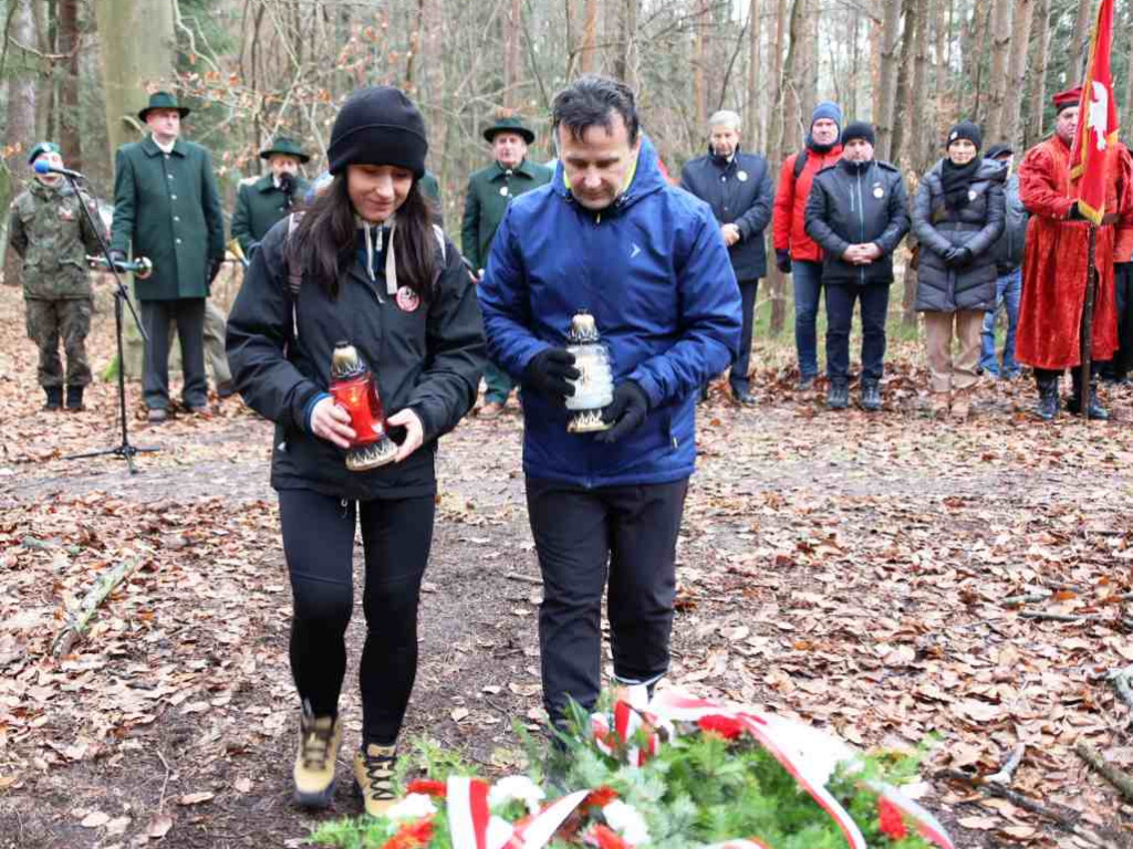 Przeszli szlakiem powstańców styczniowych. Marsz zaczął się w szczególnym miejscu [zdjęcia]