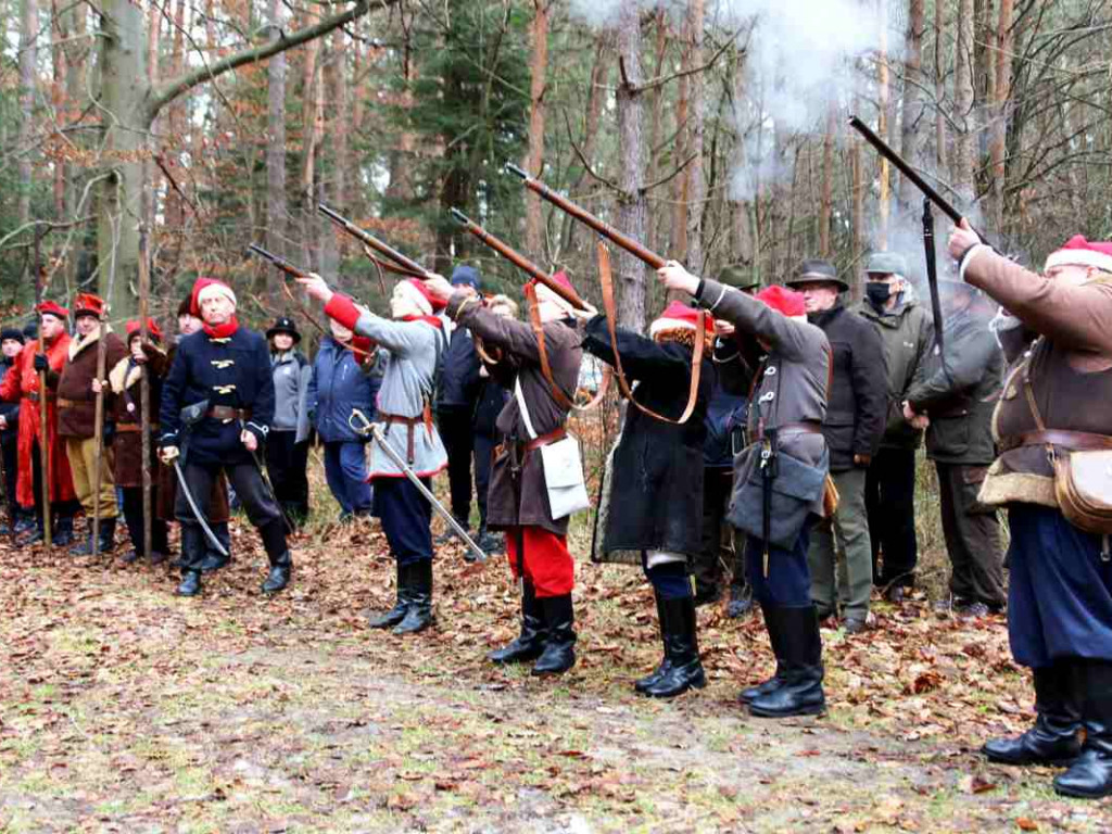 Przeszli szlakiem powstańców styczniowych. Marsz zaczął się w szczególnym miejscu [zdjęcia]