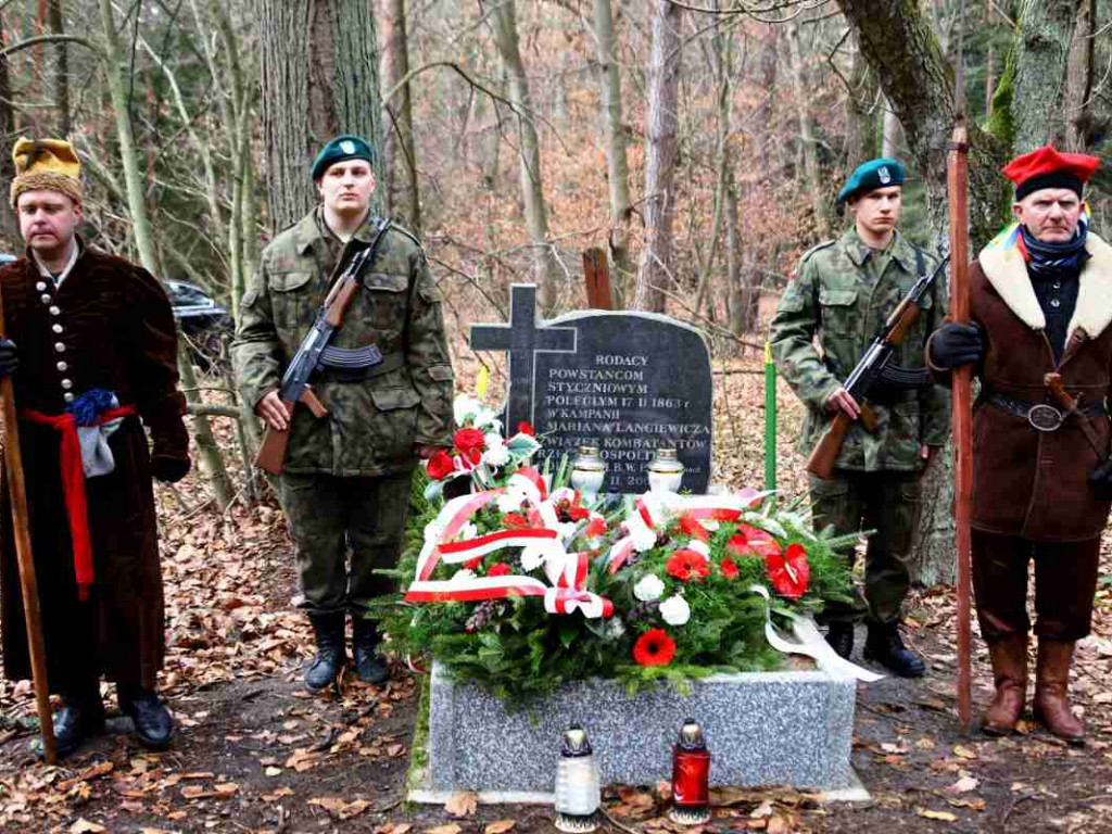 Przeszli szlakiem powstańców styczniowych. Marsz zaczął się w szczególnym miejscu [zdjęcia]