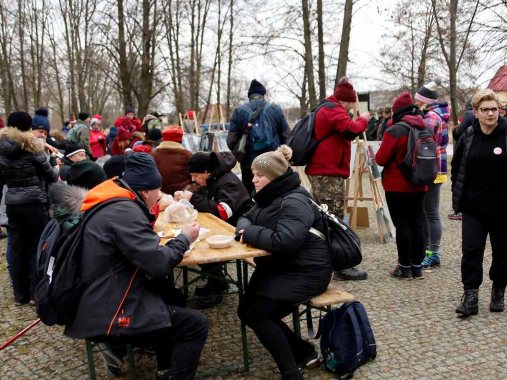 Przeszli szlakiem powstańców styczniowych. Marsz zaczął się w szczególnym miejscu [zdjęcia]