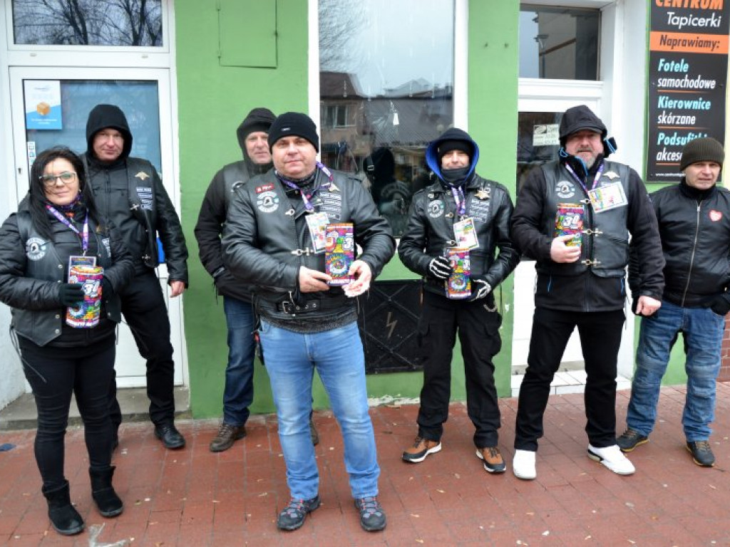Tarnobrzeg. Wolontariusze Wielkiej Orkiestry Świątecznej Pomocy kwestują mimo fatalnej pogody [zdjęcia]