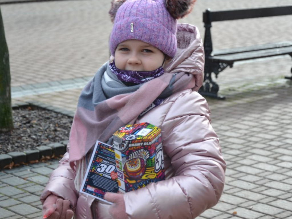 Tarnobrzeg. Wolontariusze Wielkiej Orkiestry Świątecznej Pomocy kwestują mimo fatalnej pogody [zdjęcia]