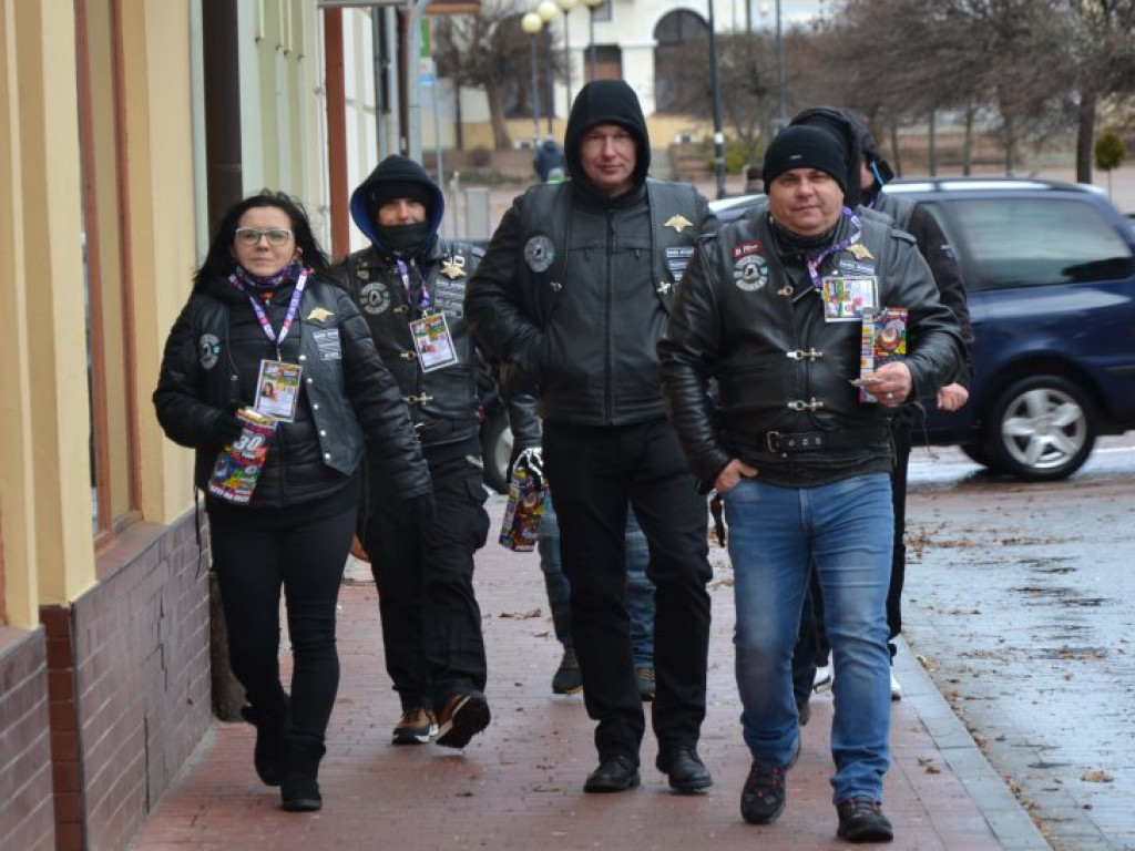 Tarnobrzeg. Wolontariusze Wielkiej Orkiestry Świątecznej Pomocy kwestują mimo fatalnej pogody [zdjęcia]