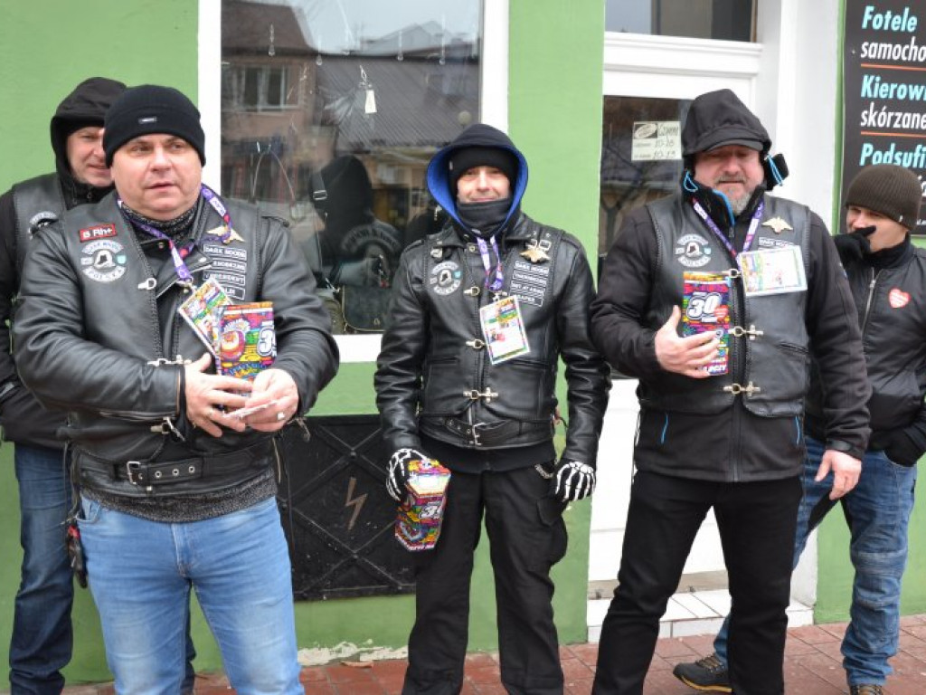 Tarnobrzeg. Wolontariusze Wielkiej Orkiestry Świątecznej Pomocy kwestują mimo fatalnej pogody [zdjęcia]