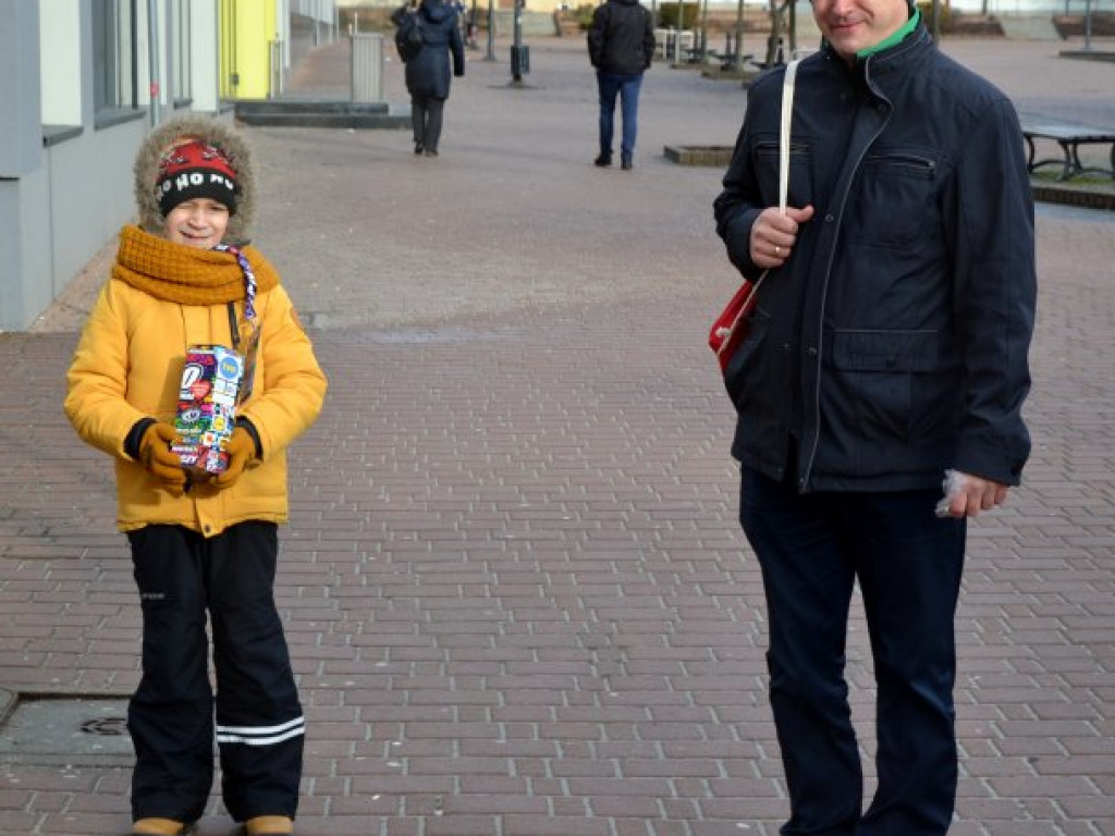 Tarnobrzeg. Wolontariusze Wielkiej Orkiestry Świątecznej Pomocy kwestują mimo fatalnej pogody [zdjęcia]