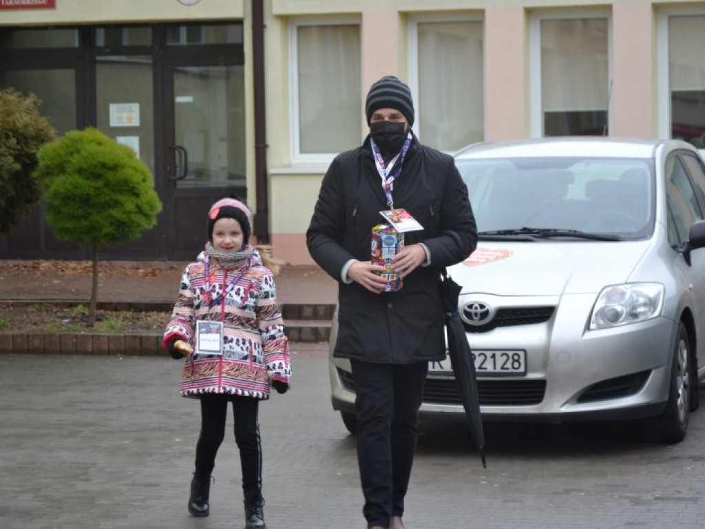 Tarnobrzeg. Wolontariusze Wielkiej Orkiestry Świątecznej Pomocy kwestują mimo fatalnej pogody [zdjęcia]