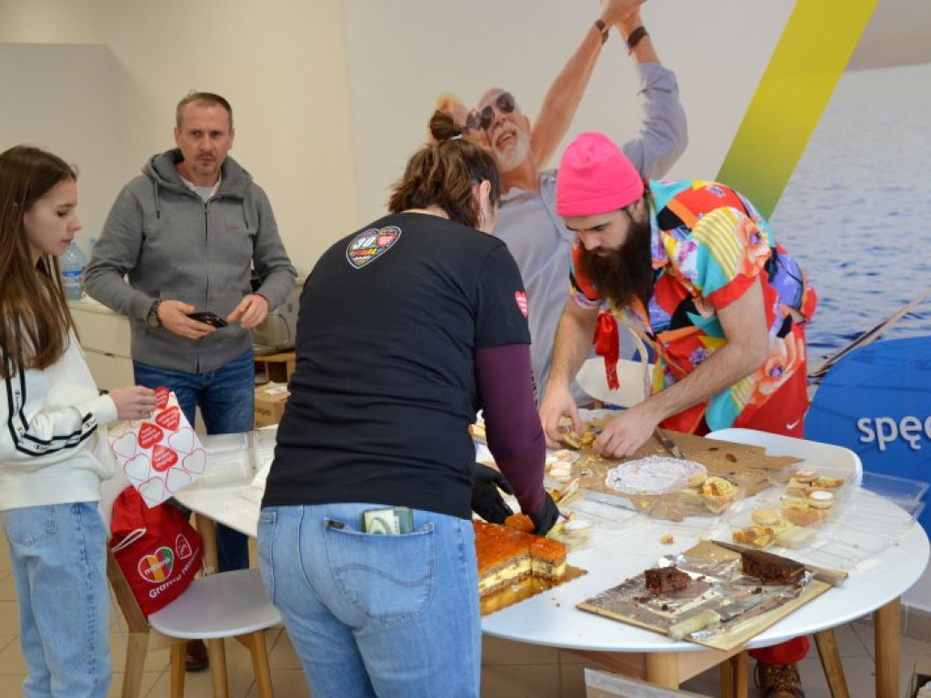 Tarnobrzeg. Wolontariusze Wielkiej Orkiestry Świątecznej Pomocy kwestują mimo fatalnej pogody [zdjęcia]