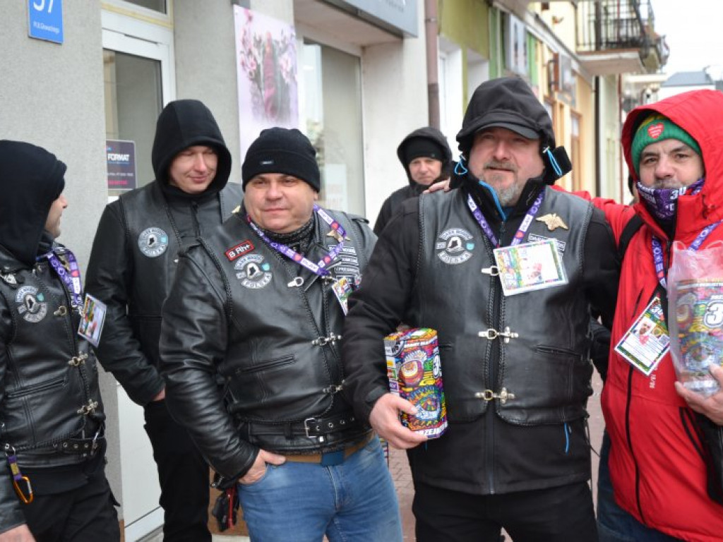 Tarnobrzeg. Wolontariusze Wielkiej Orkiestry Świątecznej Pomocy kwestują mimo fatalnej pogody [zdjęcia]
