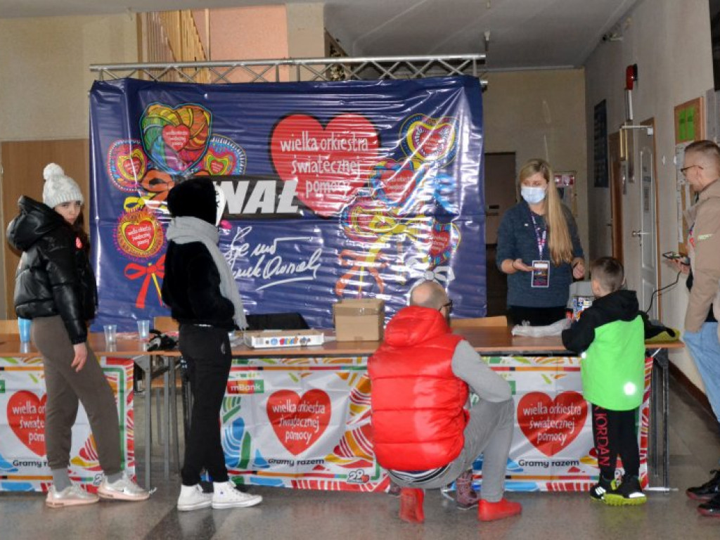 Tarnobrzeg. Wolontariusze Wielkiej Orkiestry Świątecznej Pomocy kwestują mimo fatalnej pogody [zdjęcia]