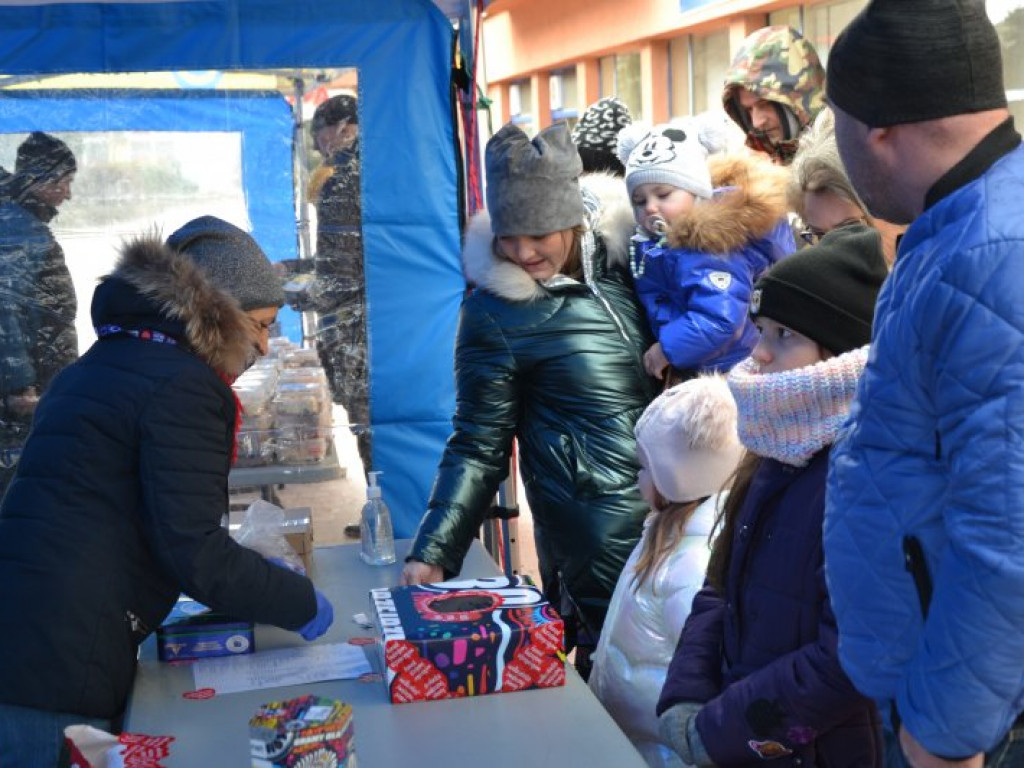 Tarnobrzeg. Wolontariusze Wielkiej Orkiestry Świątecznej Pomocy kwestują mimo fatalnej pogody [zdjęcia]