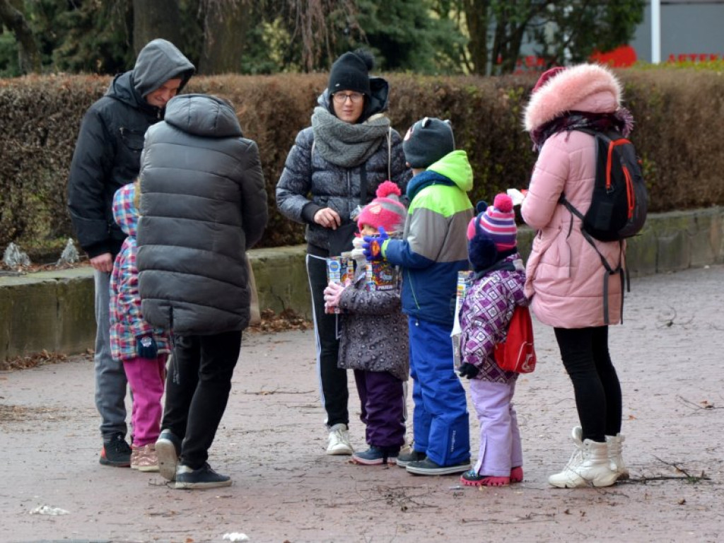 Tarnobrzeg. Wolontariusze Wielkiej Orkiestry Świątecznej Pomocy kwestują mimo fatalnej pogody [zdjęcia]