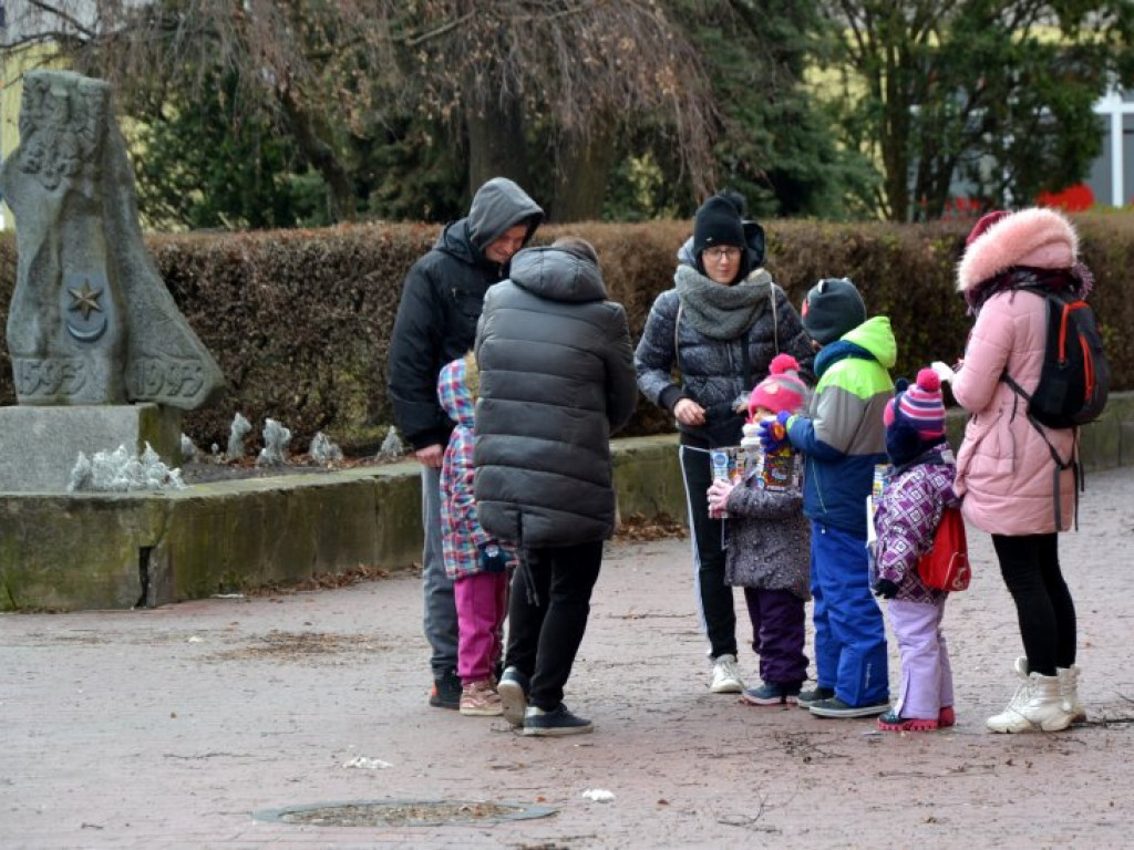 Tarnobrzeg. Wolontariusze Wielkiej Orkiestry Świątecznej Pomocy kwestują mimo fatalnej pogody [zdjęcia]