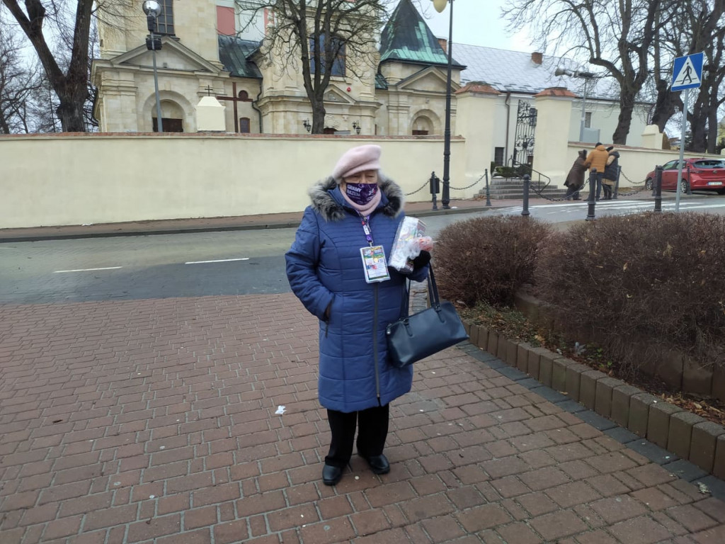 Tarnobrzeg. Wolontariusze Wielkiej Orkiestry Świątecznej Pomocy kwestują mimo fatalnej pogody [zdjęcia]