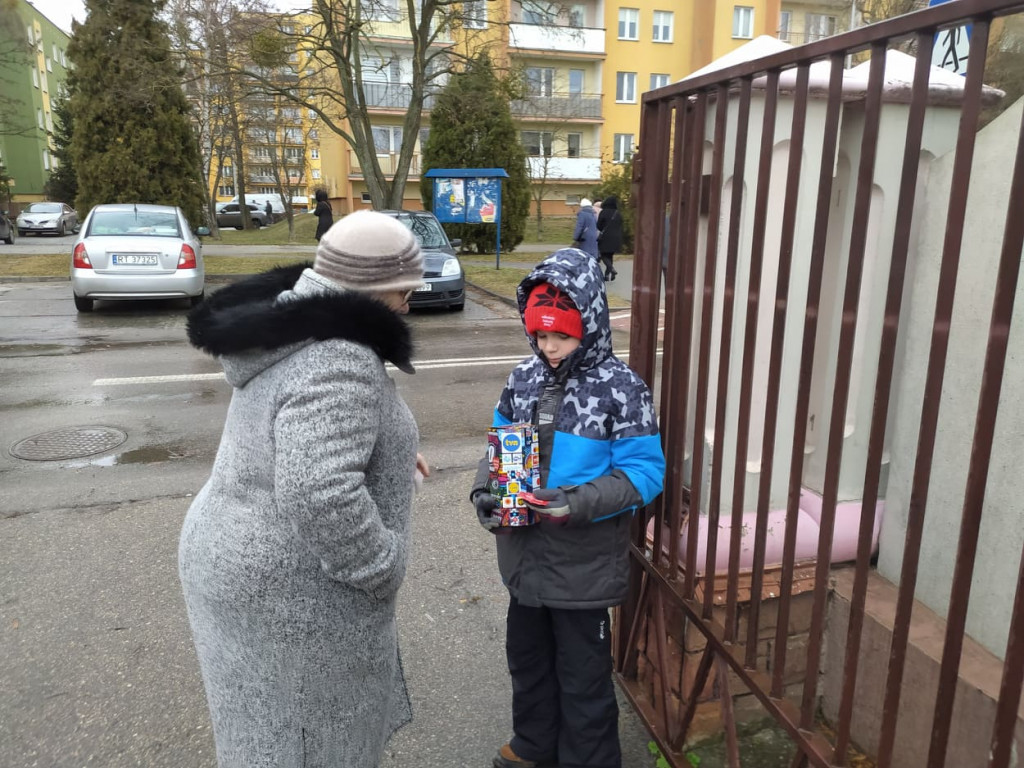 Tarnobrzeg. Wolontariusze Wielkiej Orkiestry Świątecznej Pomocy kwestują mimo fatalnej pogody [zdjęcia]