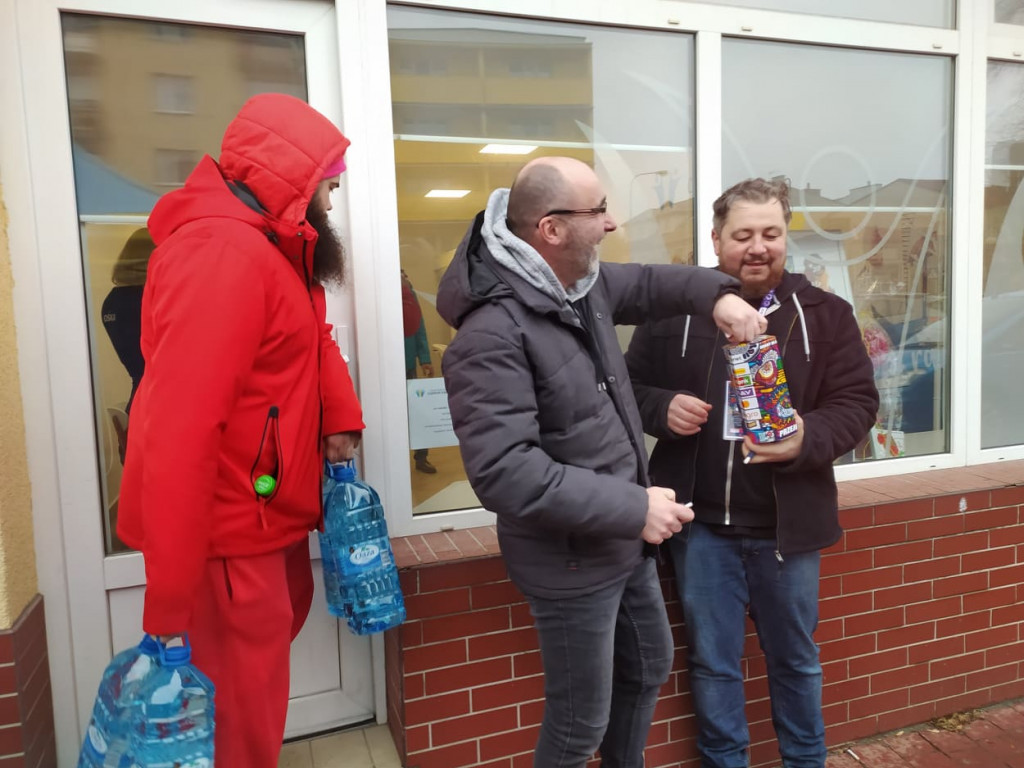 Tarnobrzeg. Wolontariusze Wielkiej Orkiestry Świątecznej Pomocy kwestują mimo fatalnej pogody [zdjęcia]