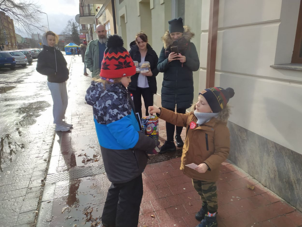 Tarnobrzeg. Wolontariusze Wielkiej Orkiestry Świątecznej Pomocy kwestują mimo fatalnej pogody [zdjęcia]