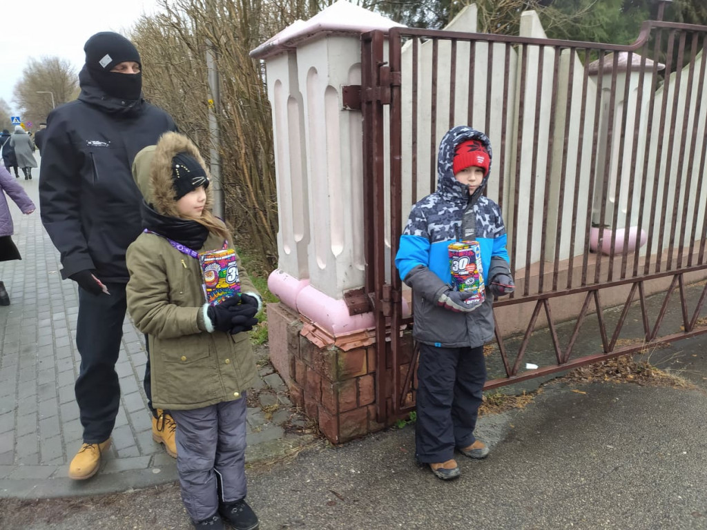 Tarnobrzeg. Wolontariusze Wielkiej Orkiestry Świątecznej Pomocy kwestują mimo fatalnej pogody [zdjęcia]