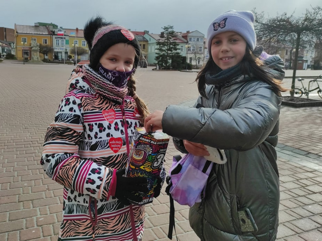 Tarnobrzeg. Wolontariusze Wielkiej Orkiestry Świątecznej Pomocy kwestują mimo fatalnej pogody [zdjęcia]
